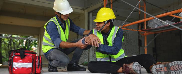 Man gets hurt at workplace while is coworker helps